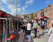 Ibizamarkt Almere-Haven met kramen en bezoekers