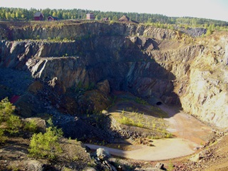Kopererts in ruwe bergvorm – natuurlijk mineraal dat de basis vormt voor koper in Energetix sieraden, bekend om zijn gezondheidsbevorderende eigenschappen.