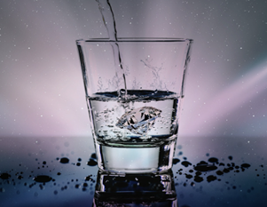 en glas met helder water en een ijsblokje waar water in wordt gegoten. Het symboliseert vitaliteit, frisheid en het belang van voldoende water drinken voor een gezonde levensstijl.